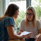 Adviseur legt sociale regelingen uit aan jong gezin.