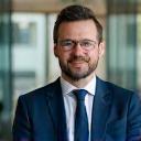 Bastiaan de Groot, poseerend, op kantoor