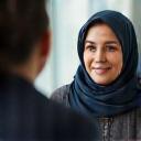Fatima el Mansouri, in gesprek met klant